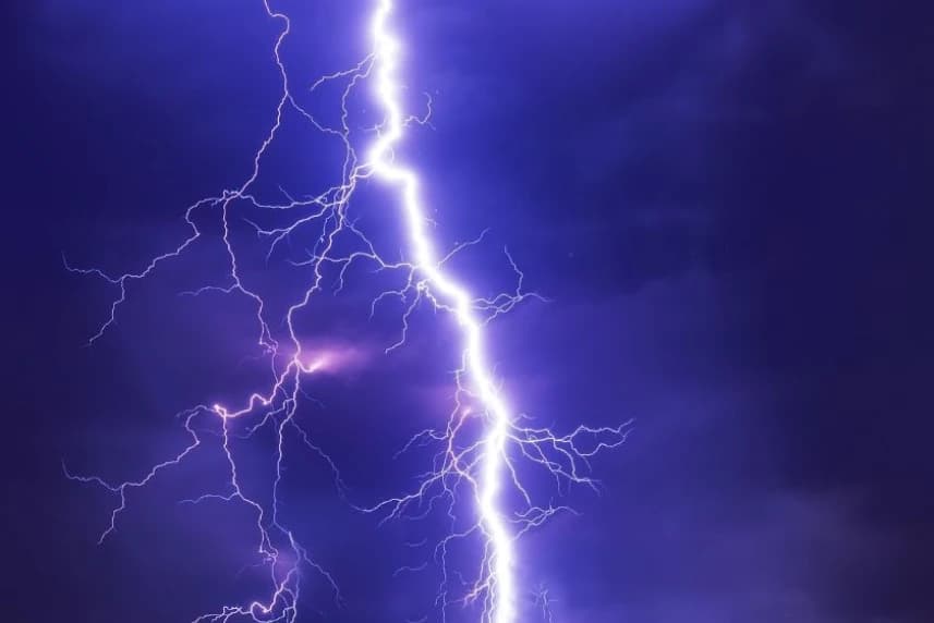 Uwaga, dziś możliwe będą burze Piorun na tle granatowego nieba.