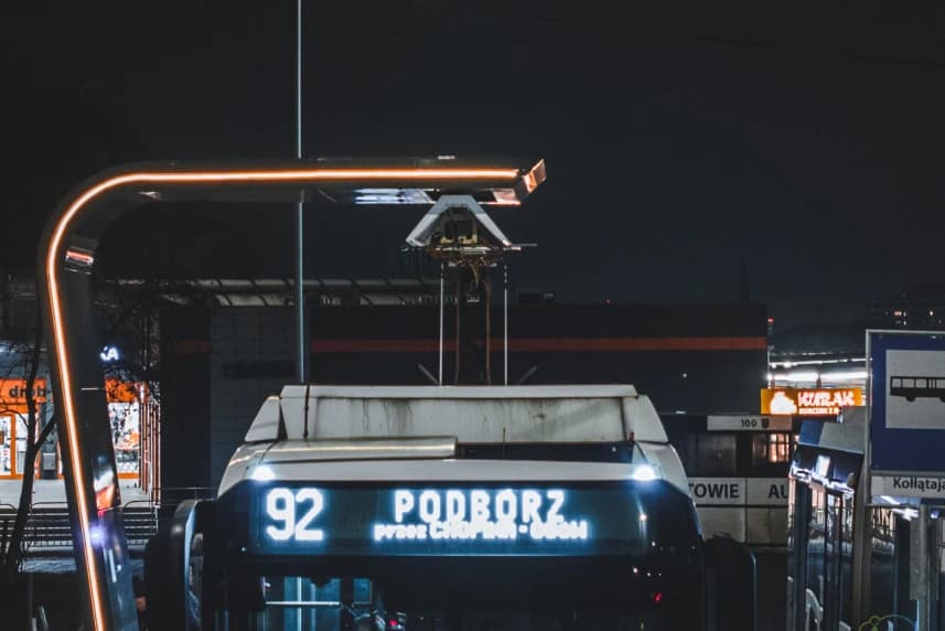 Więcej energii z odpadów dla miejskich autobusów Stacja ładowania autobusów elektrycznych w Szczecinie.