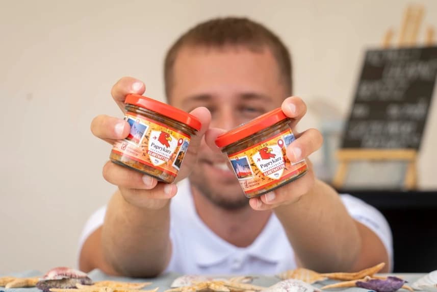 Paprykarz rozdany, Szczecin rozpromowany! Młody człowiek prezentuje dwa słoiczki z paprykarzem szczecińskim.