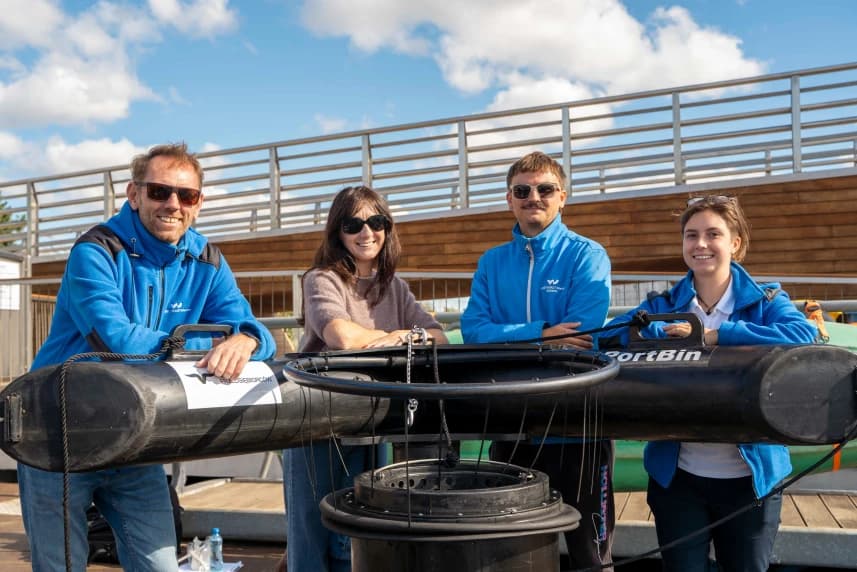 North East Marina wyposażona w kosz PortBin Cztery osoby stoją przy koszu PortBin