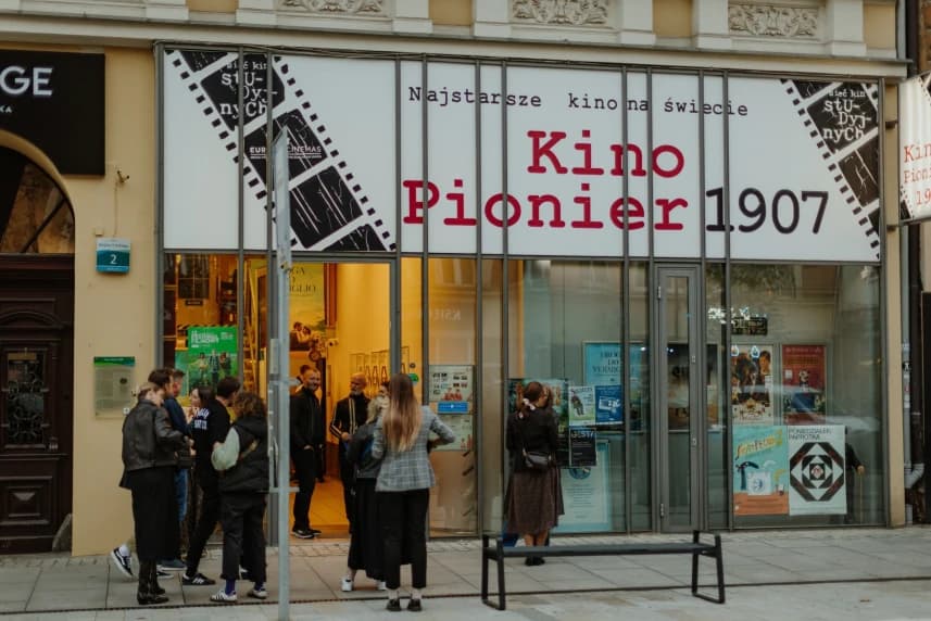 Festiwal Przedpremier i Wielkie Święto Filmów dla Dzieci w Pionierze 1907 Grupa ludzi stojąca przed wejściem do Kina Pionier.