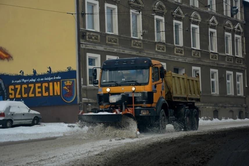 Przygotowania do Akcji Zima 2025/2026 rozpoczęte Odśnieżarka na ulicach Szczecina.
