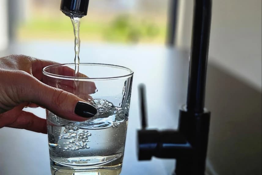 Wprowadzenie systemu kaucyjnego zmieni nawyki Polaków? Mniej plastiku, więcej kranówki Woda lecąca z kranu do szklanki