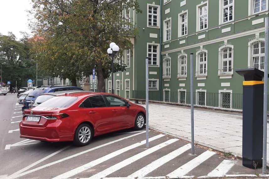 Regulamin rotacyjnego parkingu  przy Urzędzie Miasta. W piątek wchodzi w życie Czerwony samochód zaparkowany przy urzędzie miasta w Szczecinie