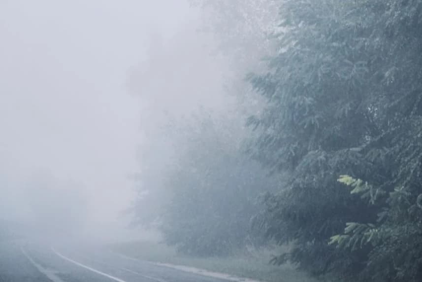 Ostrzeżenie meteorologiczne 1 stopnia o wystąpieniu gęstej mgły Zamglony fragment drogi.