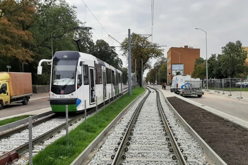 Ostatnie utrudnienia w ruchu na odcinku od Placu Szyrockiego do ulicy Milczańskiej Przebudowane torowisko wraz z siecią trakcyjną w ciągu al. Powstańców Wielkopolskich.