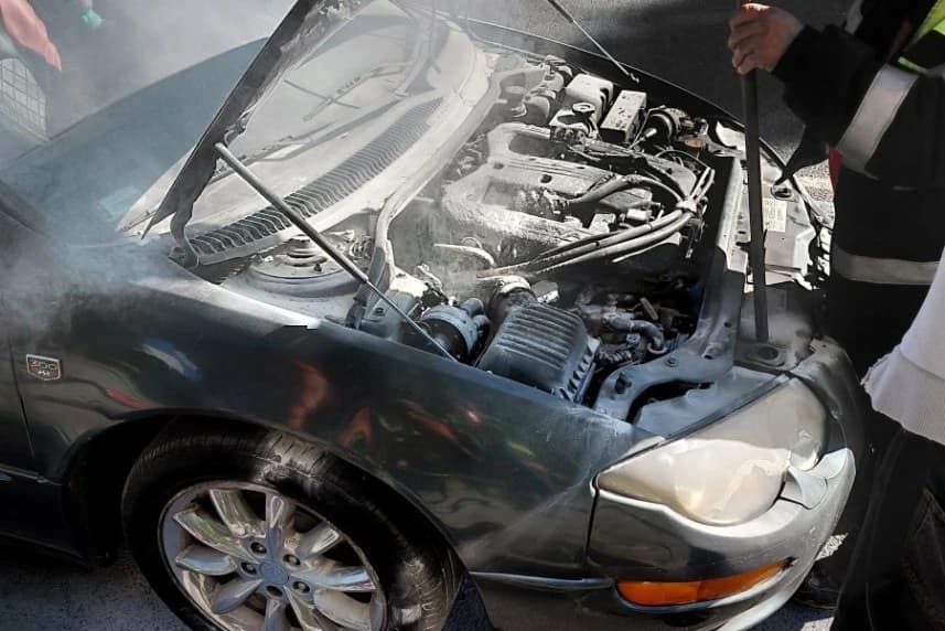 Pracownicy ZWiK pomogli ugasić płonące auto Pracownicy ZWiK przy feralnym samochodzie.