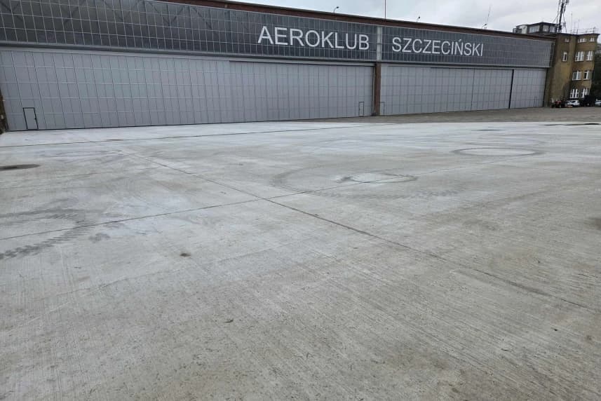Zakończył się remont płyty postojowej na lotnisku w Dąbiu Betonowa płyta na lotnisku Aeroklubu Szczecińskiego