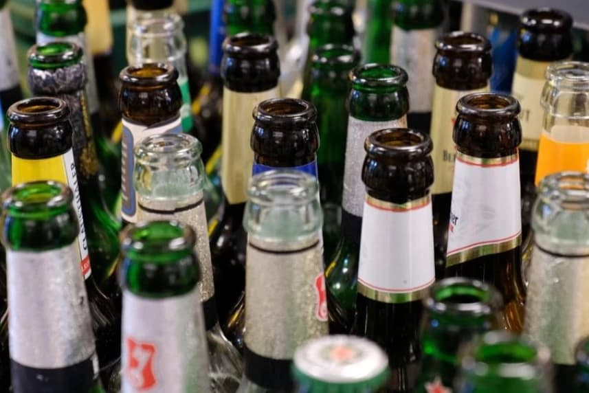 System kaucyjny w Szczecinie: gdzie oddać butelki i puszki, ile kaucji? Puste zielone butelki