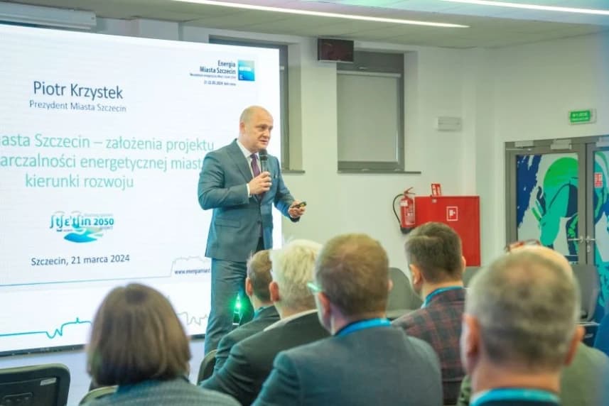 Energia Miasta Szczecin. Dekarbonizacja i innowacje w miejskiej energetyce Piotr Krzystek, prezydent Szczecina na konferencji Energia Miasta Szczecin 2024.