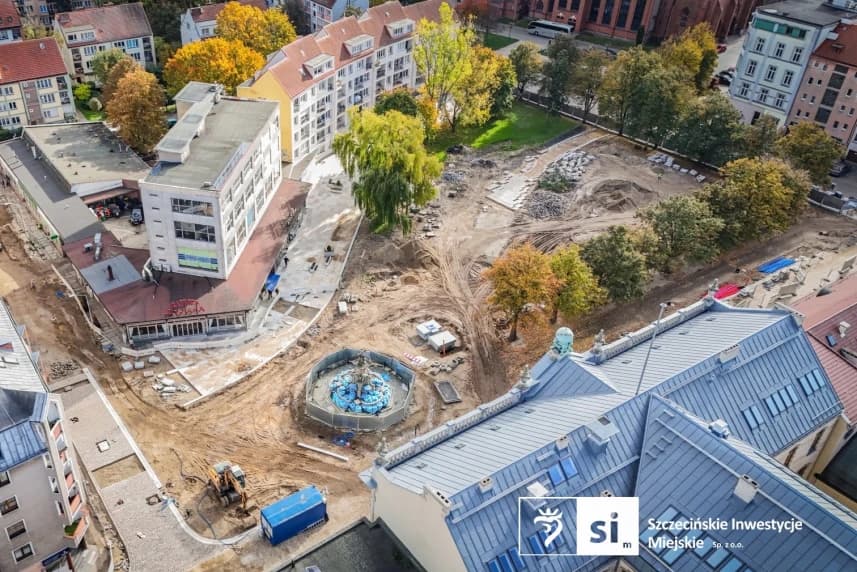 Plac Orła Białego w przebudowie. Układanie nawierzchni i montaż instalacji Plac Orła Białego w Szczecinie widziany z lotu ptaka