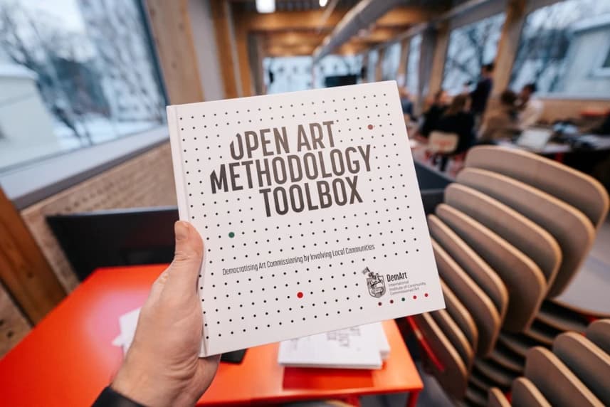 Społeczne zamawianie dzieł sztuki krok po kroku Jakie kroki podjąć, aby z powodzeniem zamówić dzieło sztuki dla swojej społeczności? Ten przewodnik poprowadzi Cię przez cały proces – od A do Z