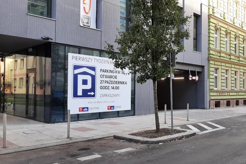 Więcej miejsc postojowych w nowym parkingowcu dla mieszkańców kwartału 36 Wjazd do parkingowca przy Małkowskiego 10 w Szczecinie