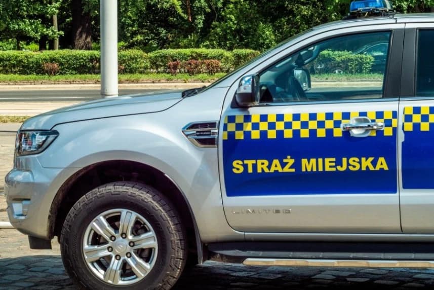 Wszystkich Świętych 2025 w Szczecinie. Planowane działania Straży Miejskiej Samochód straży miejskiej