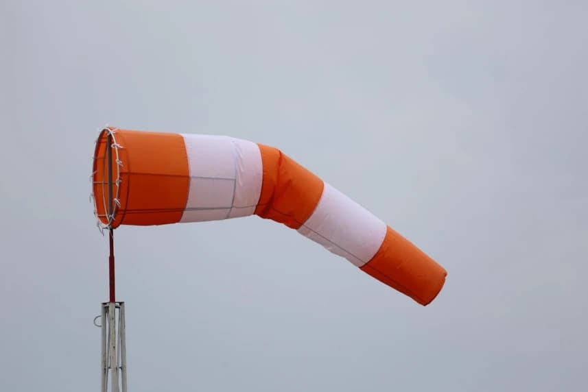 Ostrzeżenie pierwszego stopnia o silnym wietrze Rękaw lotniczy wskazujący siłę wiatru