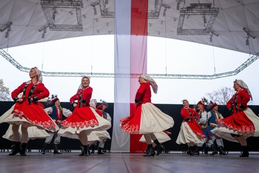 Szczecińskie Dźwięki Niepodległości. Wspólne śpiewanie w Teatrze Letnim Zespół Pieśni i Tańca „Szczecinianie”