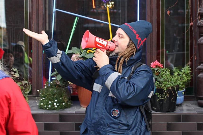 Zaduszki „turzyńskie” i miasto w dzieciństwie. Spacer z Przemkiem Głową Przemysław Głowa