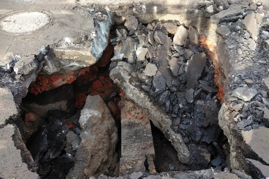 Utrudnienia w ruchu na ulicy Nabrzeże Wieleckie Przyczyną zapadliska okazały się podmycia jezdni przez ruiny piwnic lub inne historyczne pozostałości, a nie infrastruktura podziemna.