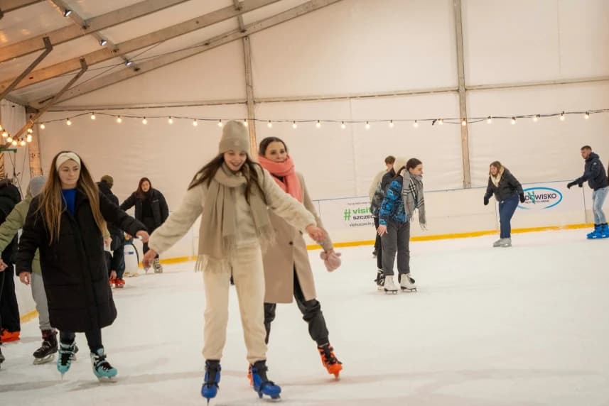 Lodowisko przy Netto Arenie Szczecin. Odliczamy dni do otwarcia! Łyżwiarze na lodowisku przy Netto Arenie.