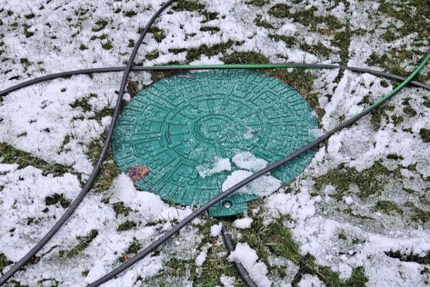 Jak ochronić urządzenia wodociągowe przed mrozem? Zabezpieczona studzienka