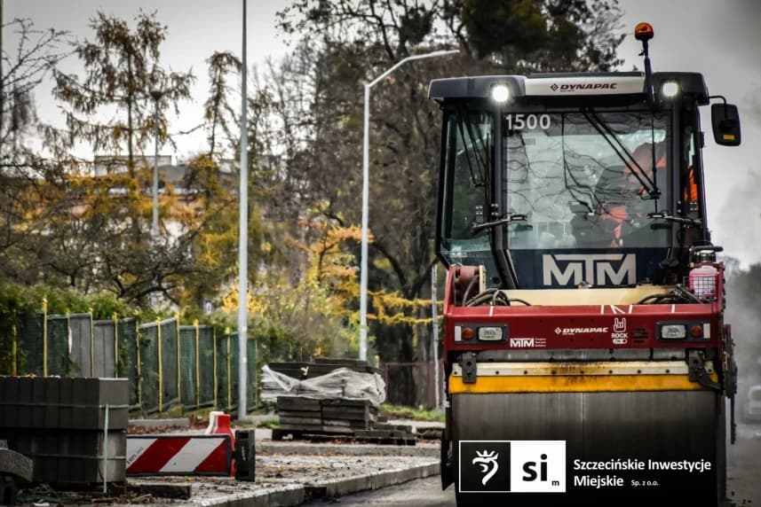 Krzemienna i Smocza: prace bitumiczne w toku Na placu budowy panuje wzmożony ruch sprzętu drogowego.