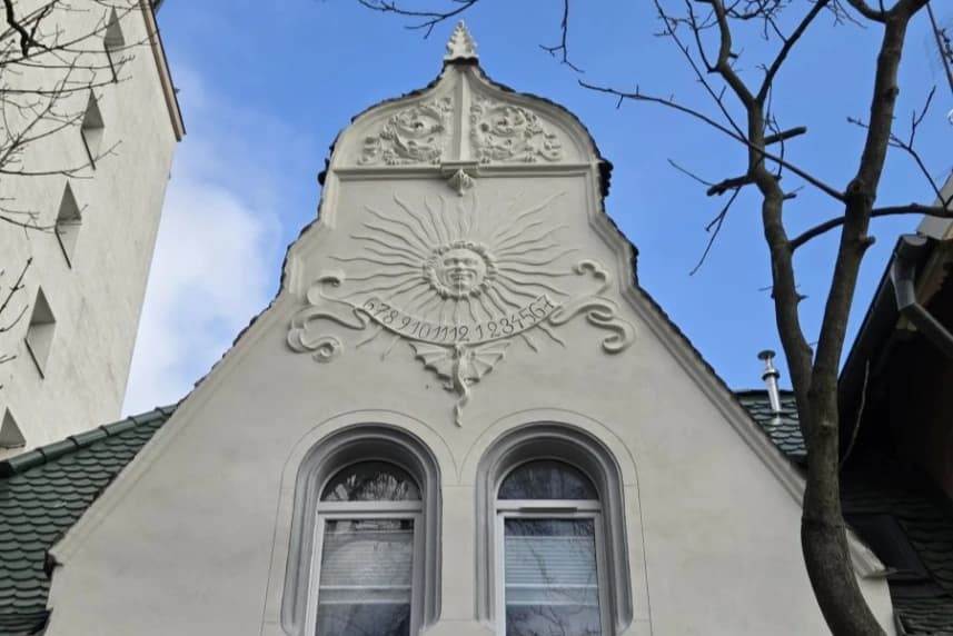 Nowa wizytówka historycznego West Endu Zakończył się kompleksowy remont budynku z charakterystycznym zegarem słonecznym przy ulicy Królowej Korony Polskiej 20.