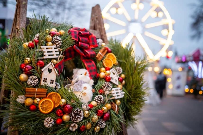 Szczeciński Jarmark Bożonarodzeniowy łączy tradycję i odpowiedzialność Wianek bożonarodzeniowy