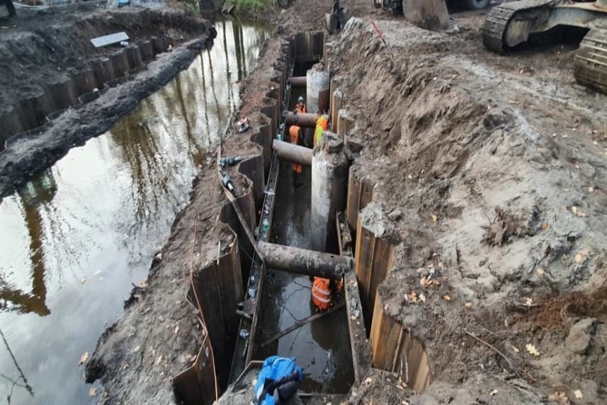 Nowy most nad rzeką Chełszczącą Prace przy budowie nowego mostu.