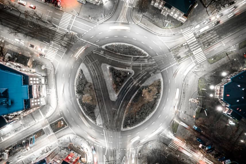 Szczecin znów rozbłyśnie dzięki energii z odpadów Oświetlone rondo widziane z lotu ptaka