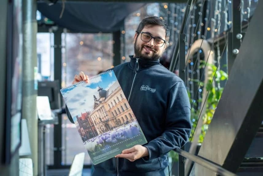 Zaplanuj rok z kalendarzem Visit Szczecin Mężczyzna prezentuje nowy kalendarz