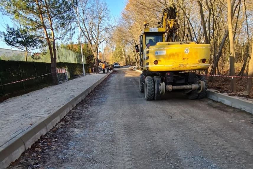Postęp prac na ul. Kalenickiej Na ul. Kalenickiej w Szczecinie trwają obecnie m.in. prace branży teletechnicznej.