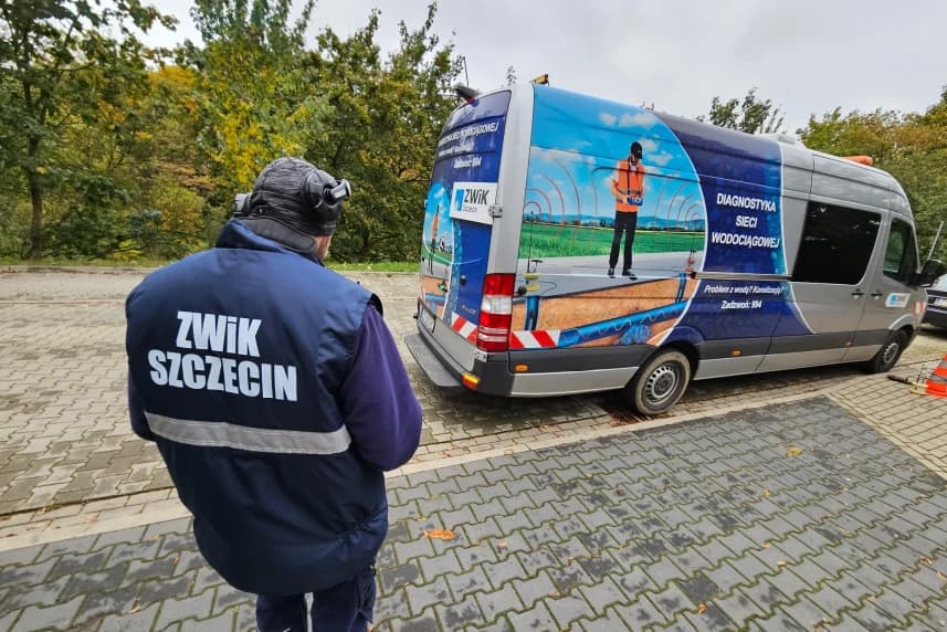 Światowy Dzień Strat Wody. Szczecin wśród liderów efektywnego zarządzania wodą Pracownik ZWIK-u Szczecin. W głębi samochód służbowy
