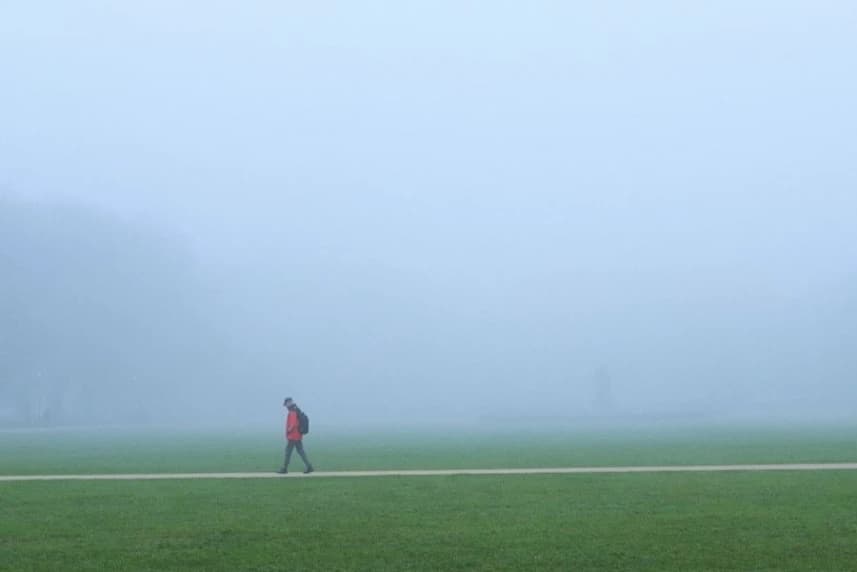 Ostrzeżenie przed gęstymi mgłami Człowiek spacerujący w gęstej mgle