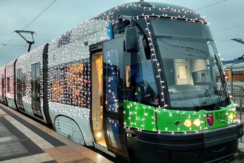 Świąteczne tramwaje znów rozświetlą zimowe wieczory na ulicach Szczecina świąteczny tramwaj