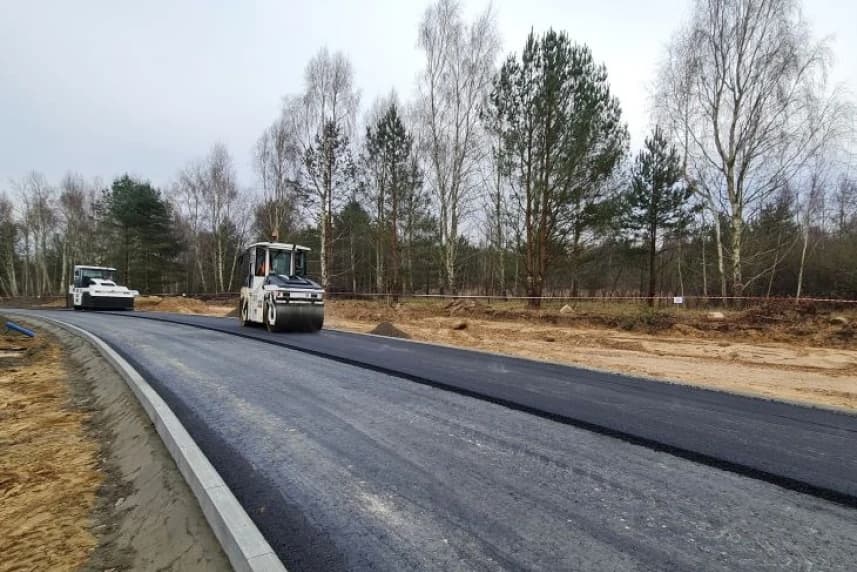 Zapach masy na ul. Świętochowskiego Prace przy nakładaniu nawierzchni bitumicznych.
