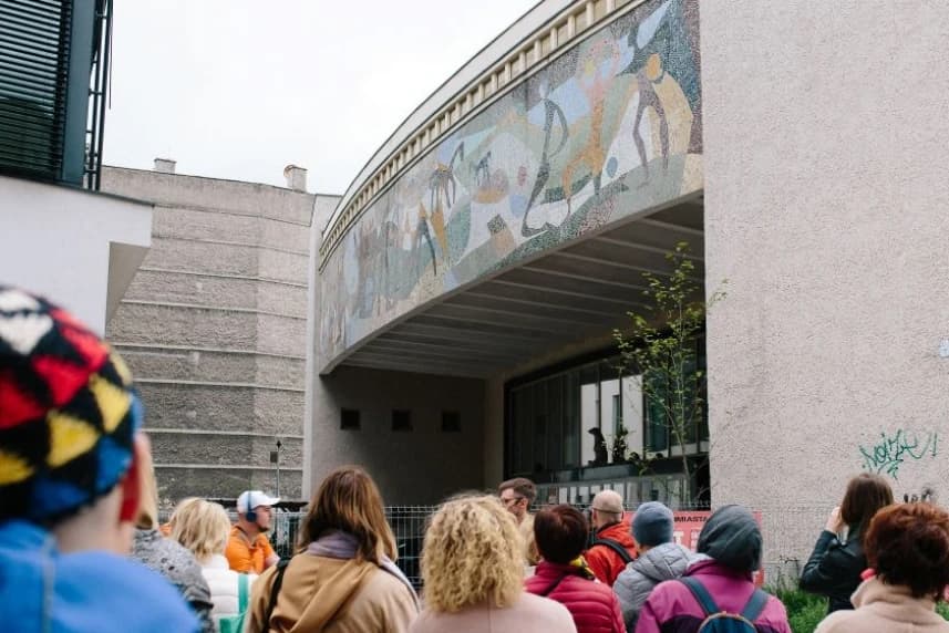 Jaka architektura służy dobremu życiu? Debata o architekturze codzienności Grupa ludzi stojąca przed budynkiem