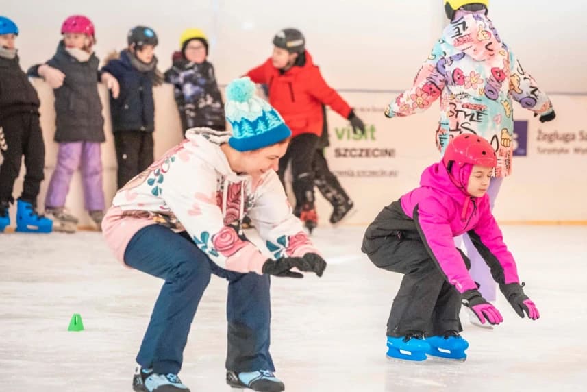 Odjazdowe półkolonie w Arenie. Rusza nabór na ferie pełne atrakcji Grupa dzieci na lodowisku