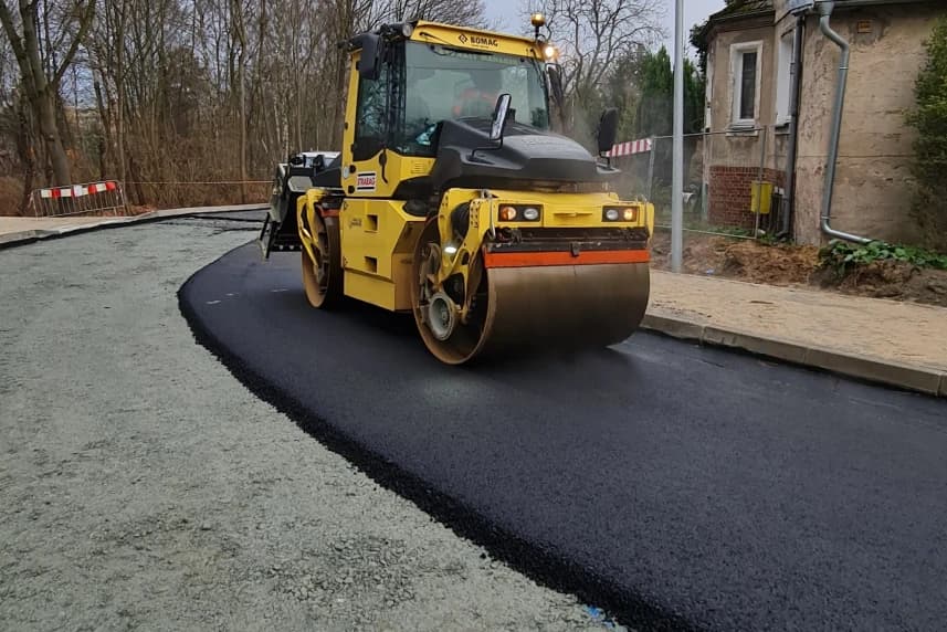 Układanie nawierzchni bitumicznych na ul. Kalenickiej Układanie nawierzchni bitumicznych na ul. Kalenickiej