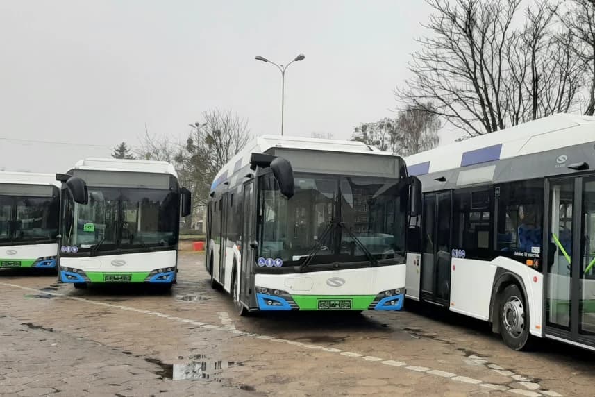 Cztery pierwsze elektryki dotarły na Klonowica Cztery nowe autobusy