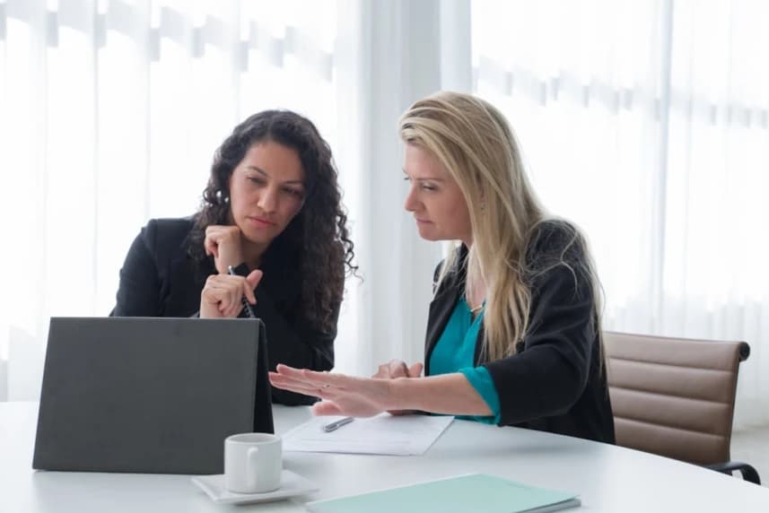 Strefa Czystego Transportu. Spotkania konsultacyjne Dwie kobiety w trakcie konsultacji