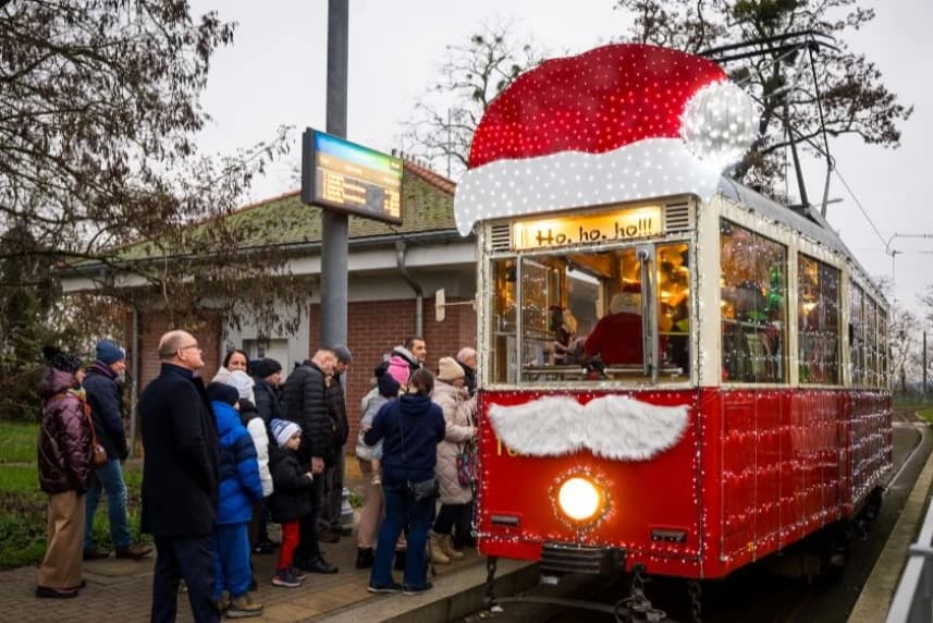 Tramwaje ze światełkami. Korekta rozkładu jazdy Świąteczny tramwaj na przystanku.