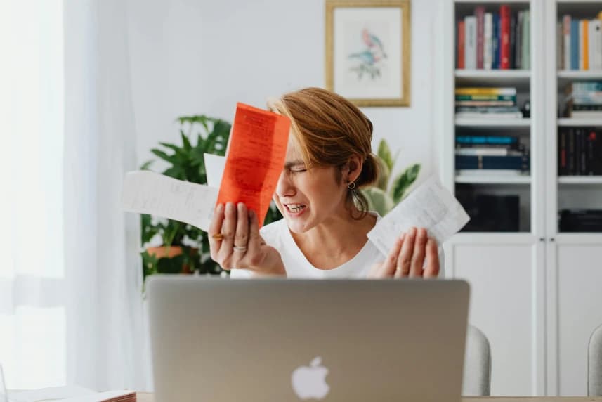Pożyczka nie taka idealna. Konsumencie, zachowaj ostrożność Kobieta siedząca przed laptopem.