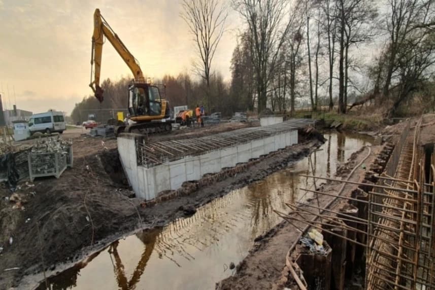 Kolizje z sieciami na budowanym moście nad rzeką Chełszczącą Budowa nowego mostu nad rzeką Chełszczącą.