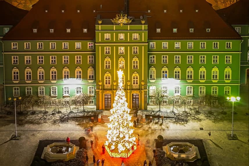 2 stycznia Urząd Miasta nieczynny Budynek urzędu miasta szczecin z rozświetloną choinką.