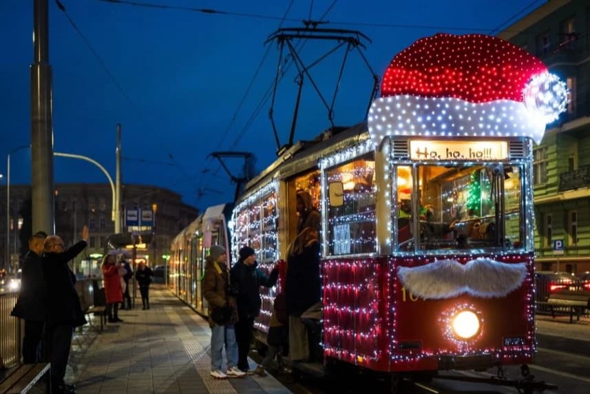 Zmiany w komunikacji na Święta Bożego Narodzenia i Nowy Rok Świąteczny tramwaj na ulicach Szczecina.