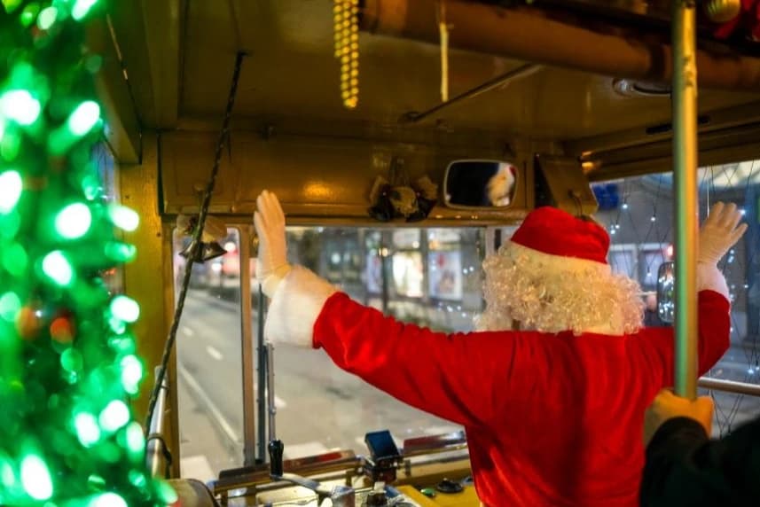 Świąteczna "Perełka" ponownie na torach Motorniczy w przebraniu Świętego Mikołaja