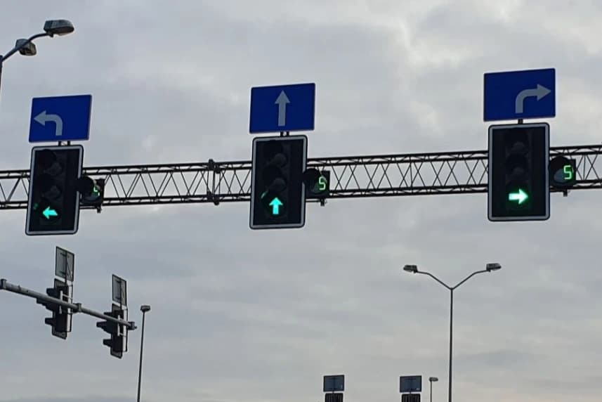 Wyświetlacze czasu na skrzyżowaniu ulic Emilii Gierczak – Anieli Krzywoń Wyświetlacze czasu na skrzyżowaniu ulic.