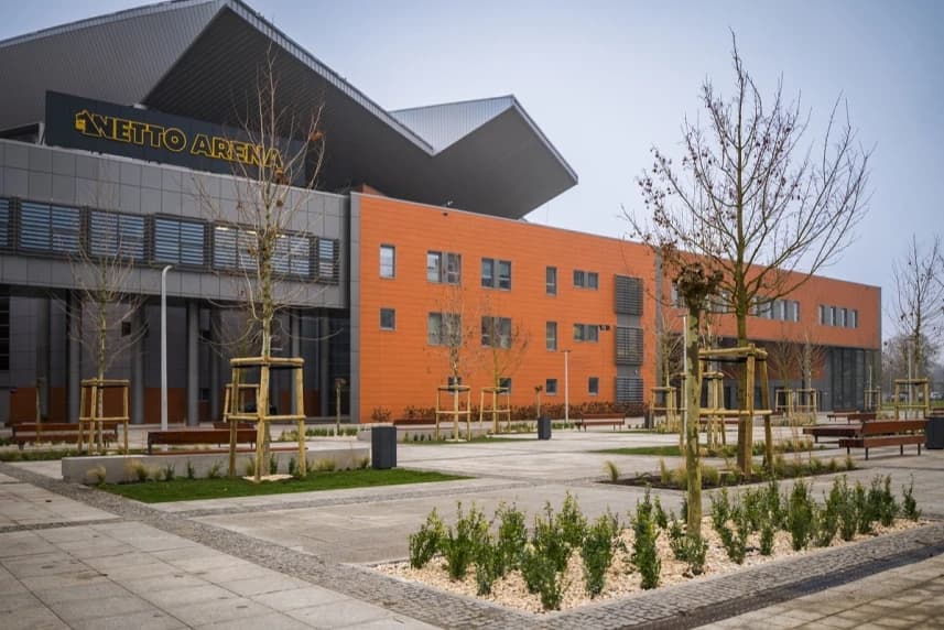 Zielona metamorfoza na Szafera stała się faktem Nowe nasadzenia zieleni przed halą Netto Arena