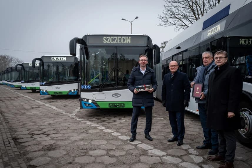 Prezentacja nowych elektryków na Klonowica Prezentacja nowych autobusów z udziałem prezydenta Szczecina Piotra Krzystka.