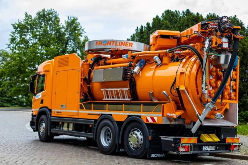 Niedrożna kanalizacja. Co zrobić? Gdzie zgłosić? Specjalistyczny pojazd Zakładu Wodociągów i Kanalizacji